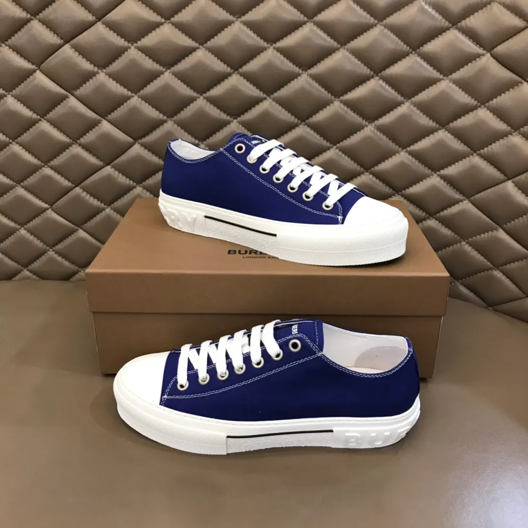 p400 "Burberr*" men's classic low-top sneakers, reinterpreted in Vintage check cotton material and decorated with a new brand logo. First-layer sheepskin lining, embossed Burberry logo on the heel, and original TPU outsole! Size: 38-44 No. 068